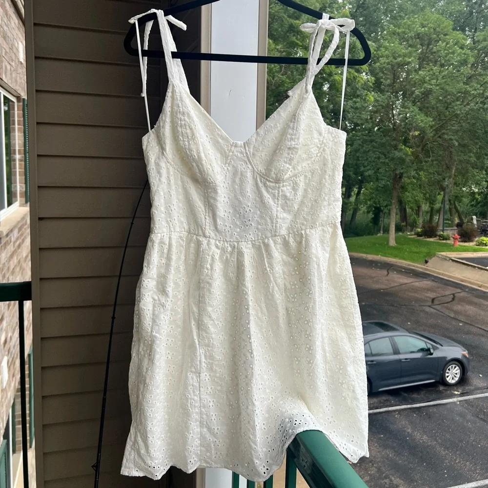 🆕SELF E Embroidered White Eyelet Tie-Strap Mini Dress Size L Cotton Summer - Picture 3 of 15
